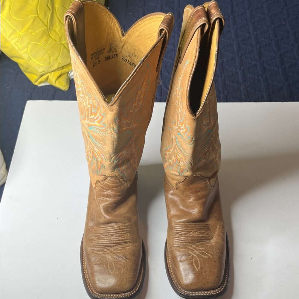 Justin Arizona Mocha Boots size 6.5
New heels replaced